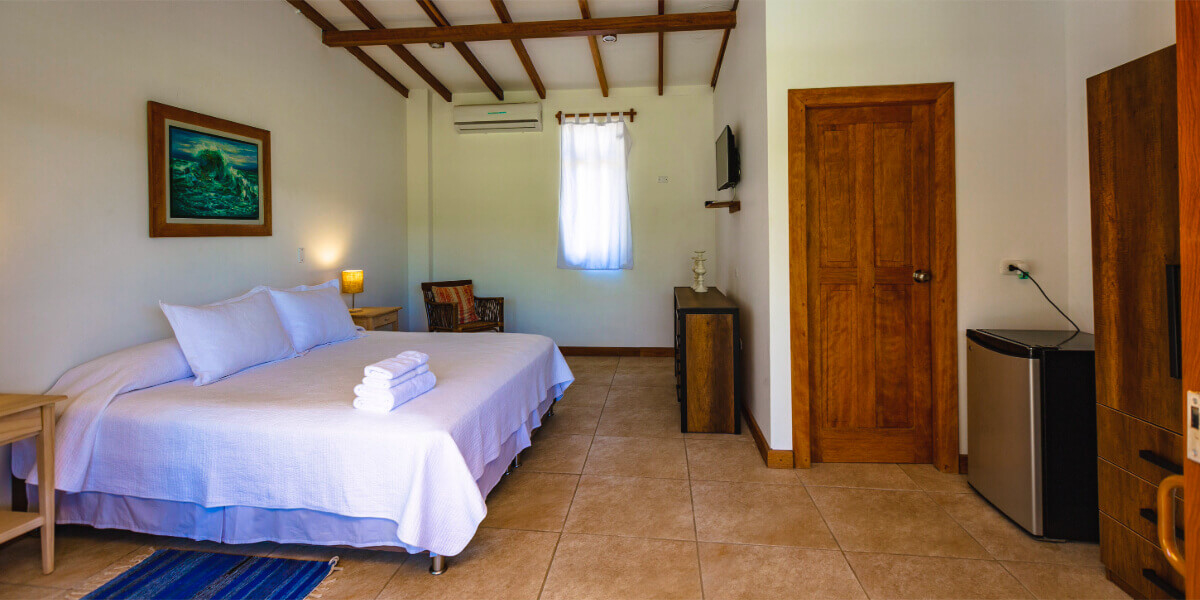 Interior de la Habitación Estándar Matrimonial del Hotel Punta Camarón Bungalows & Suites en Zorritos, Tumbes