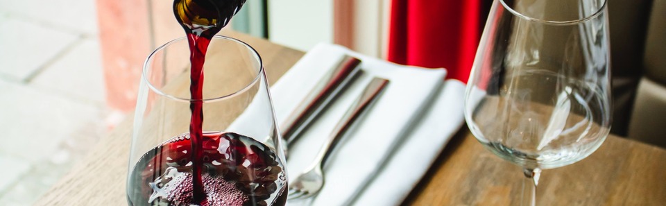 copa-vino-restaurante-punta-camaron Copa de Vino Servida en un Restaurante en Zorritos, Punta Camarón